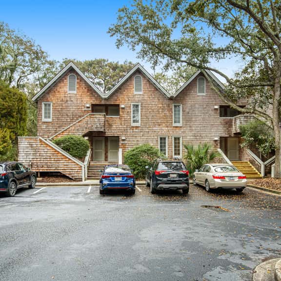 Charming condo with private beach access, on-site golf, high-speed WiFi & AC - Image 1