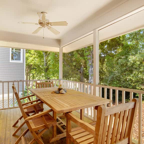 Casual cottage w/screened porch & shared pool - walk to the beach - Image 1