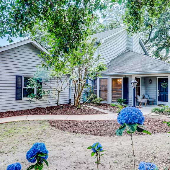 Coastal cottage with yard, near shopping & dining in Old Village District - Image 1
