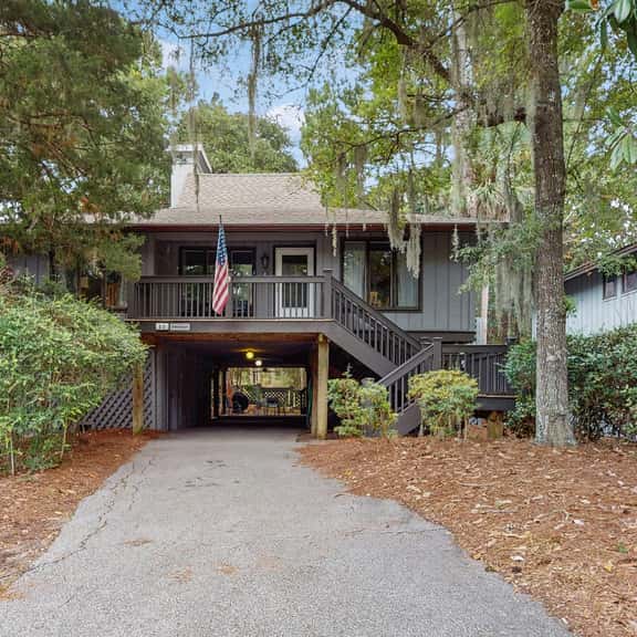 Scenic-view cottage with sunroom, deck, kitchen & pool - close to beach & golf - Image 1