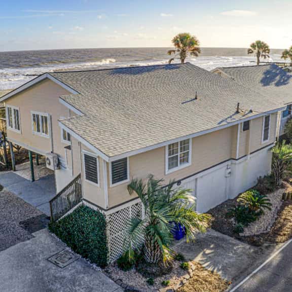 Recently updated Dog-friendly oceanfront home, lots of deck space & game room - Image 1