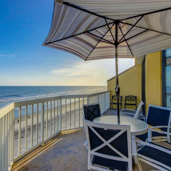 Oceanfront, fourth-floor villa with balcony, amazing view & 2 shared pools - Image 1