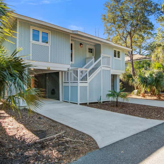 Palm-surrounded abode with screened-in balcony, chef's kitchen, smart TVs, & W/D - Image 1