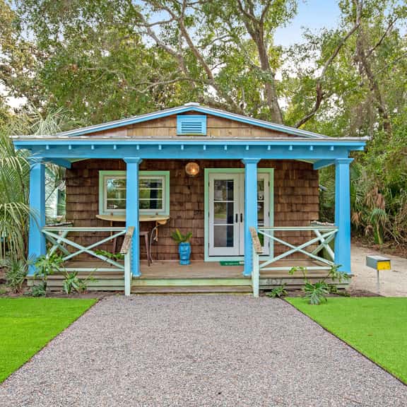 Coastal dog-friendly retreat near the beach with yard access and WiFi - Image 1
