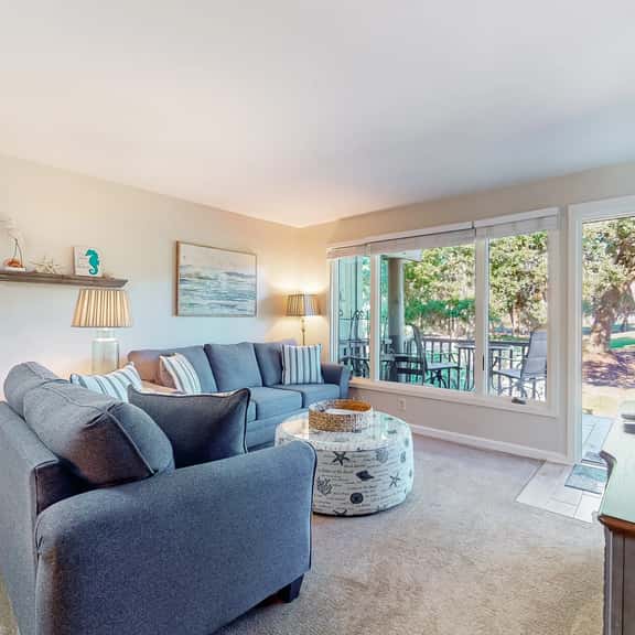 Five minute walk to beautiful beaches, golf course views, pet friendly - Image 1