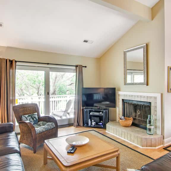 Renovated townhome next to golf course w/ community pool access- close to beach - Image 1