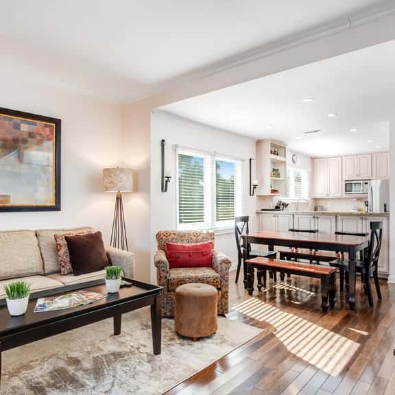 Townhouse-style villa with screened porch & pool access - short walk to beach - Image 1
