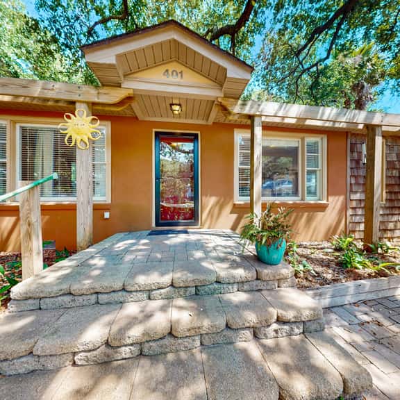 Downtown dog-friendly home with outdoor shower, level 2 EV charger - Image 1