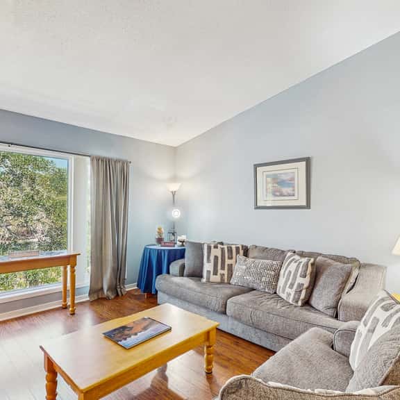 Quaint top floor lagoon view condo w/ community pool access - walk to the beach - Image 1