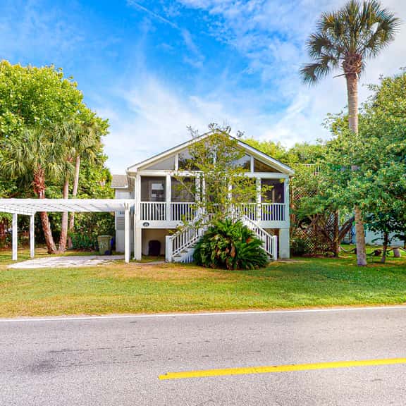 Two-minute walk to the beach - home with screened porch, sundeck, WiFi & W/D - Image 1