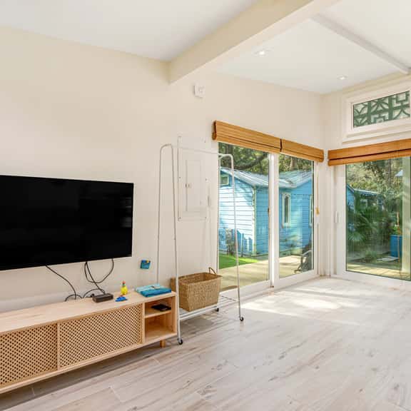 Comfy cottage near the beach with central AC, fast WiFi & yard - dog-friendly - Image 1