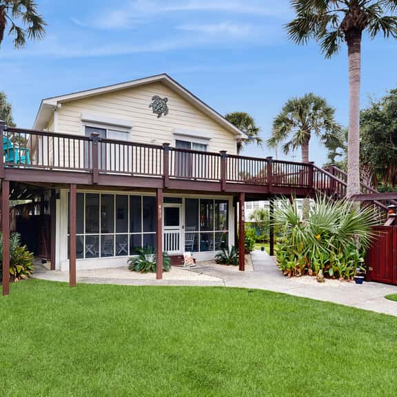 Ground-floor duplex steps to beach with screened porch & WiFi - Image 1