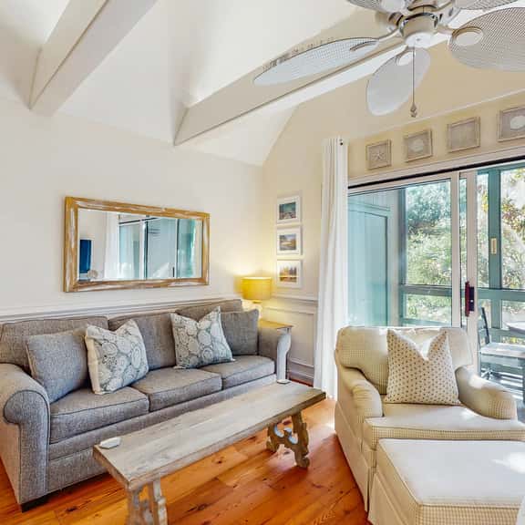 Lovely second-floor villa w/ great location – walk to beach, golf & activities - Image 1