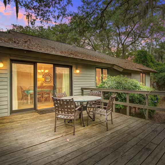 Cottage with natural wooded view - walking distance to beach/ lots of trails - Image 1