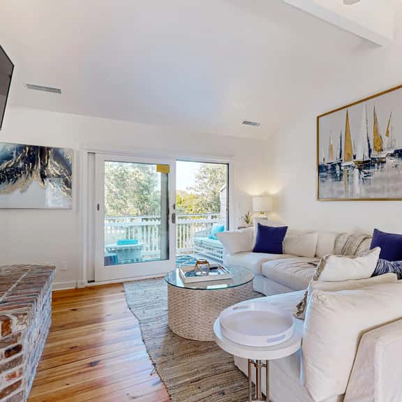 Updated townhouse with outside deck, shared pool, tennis, pickleball and beach - Image 1