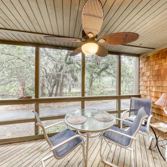 Well-equipped Condo with Screened Porch & Lake View - Near Beach, Dogs Welcome - Image 1