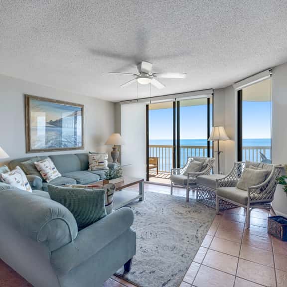 Oceanfront, third-floor villa with great views, balcony & 2 shared pools - Image 1