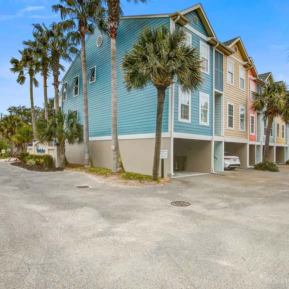 Lavish home near the beach and Charleston with pool & dock access - balcony - Image 1