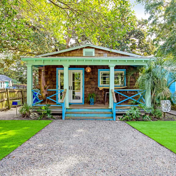 Fun dog-friendly getaway near the beach with yard, kitchenette & WiFi - Image 1