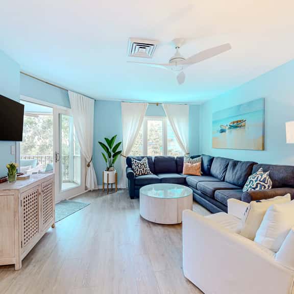 Two-story condo near beach with on-site pool & screened deck - Image 1