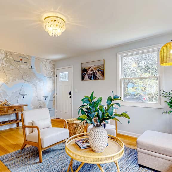 Delightful sun-filled getaway w/ patio, W/D, & AC - close to Park Circle - Image 1