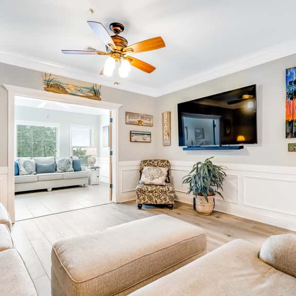 Dog-friendly monthly rental with pool, AC, ideal for remote work & travel nurse - Image 1