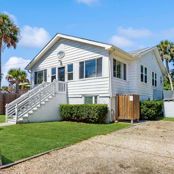 Charming home with enclosed porch, WiFi, & central AC - walk to beach and shops - Image 1