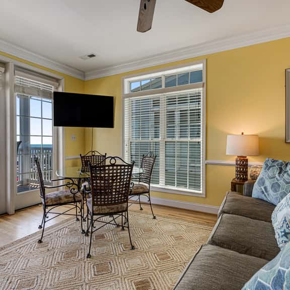 Third-floor condo with views of the ocean & shared pool - Image 1