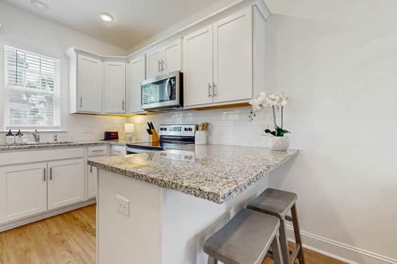 1BR loft in Pet Friendly Resort w/ pool, hot tub & parks