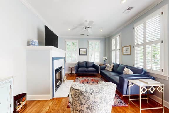 2-story downtown Charleston house with balcony, washer/dryer, central AC, WiFi