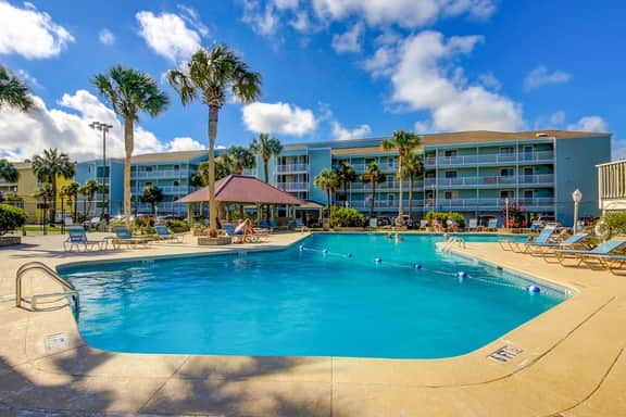 2-story riverfront condo with 2 balconies, outdoor pool, grills, river views, AC