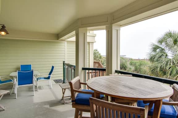 Beachfront villa w/ ocean views, private deck, pool access – steps from beach