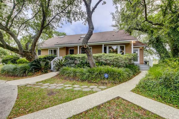 Beautiful home on lush lot with boardwalk to marsh, large deck, wifi, central ac
