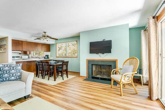 Beautiful villa surrounded by lush landscaping - walk to beach, golf & pool