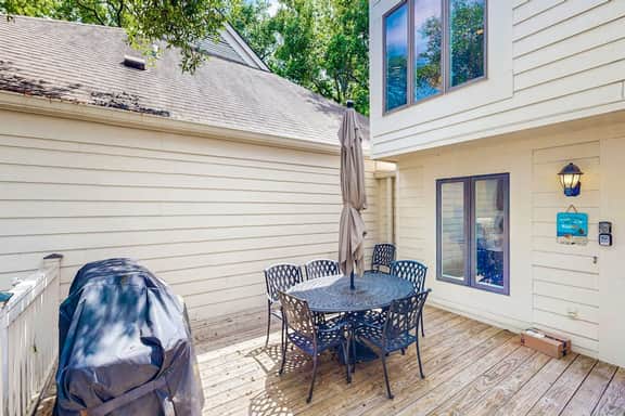 Bold villa with grill, outdoor shower & deck - by beach and Camp St. Christopher
