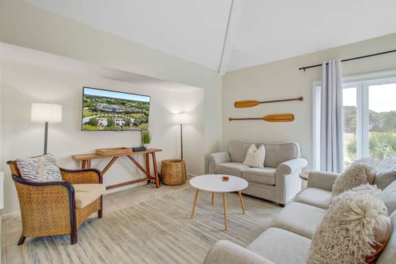 Bright villa with lagoon & fairway views - walk to the beach & golf