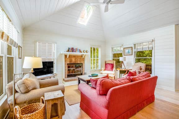 Casual cottage w/screened porch & shared pool - walk to the beach