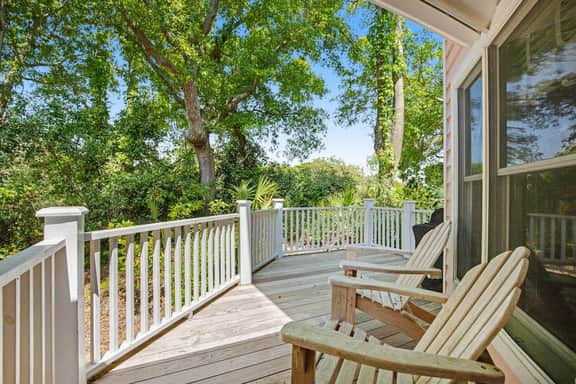 Casual cottage w/screened porch & shared pool - walk to the beach