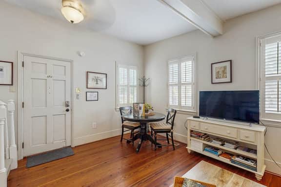 Charming carriage house w/ original hardwoods, W/D & antique bed - 1 dog OK