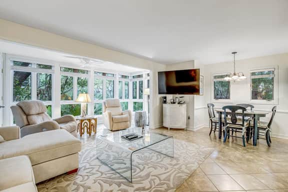 Charming condo with private beach access, on-site golf, high-speed WiFi & AC