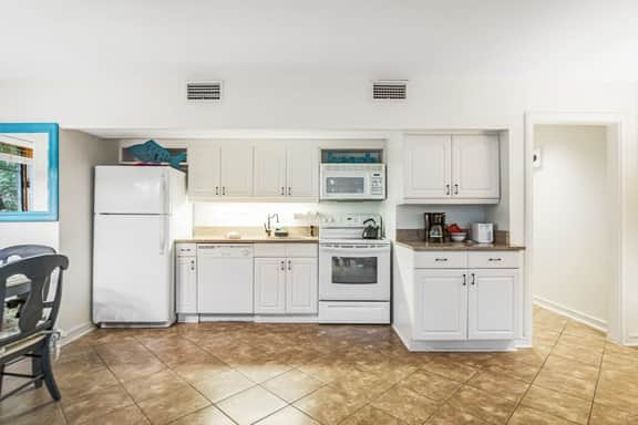 Charming condo with private beach access, on-site golf, high-speed WiFi & AC