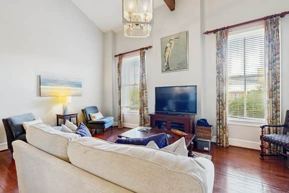 Charming downtown home in heart of Charleston with loft, tranquil courtyard & AC
