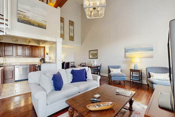 Charming downtown home in heart of Charleston with loft, tranquil courtyard & AC