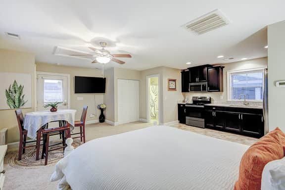 Charming studio with 3 pools, kitchenette & AC