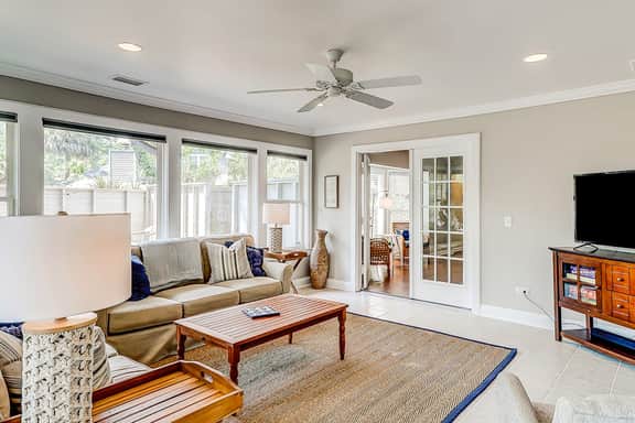 Coastal cottage with yard, near shopping & dining in Old Village District