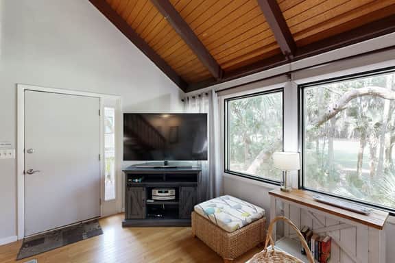 Comfy Golf View Cottage with WiFi, a Shared Pool, Central AC, Private Washer/Dryer