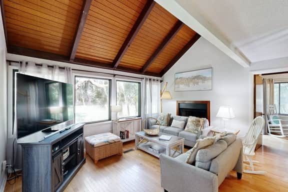 Comfy Golf View Cottage with WiFi, a Shared Pool, Central AC, Private Washer/Dryer