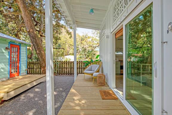 Comfy cottage near the beach with central AC, fast WiFi & yard - dog-friendly
