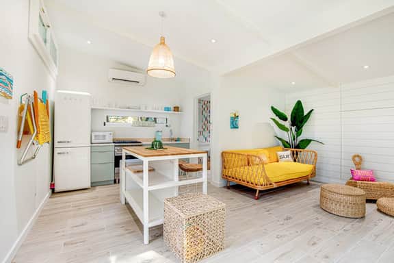 Comfy cottage near the beach with central AC, fast WiFi & yard - dog-friendly
