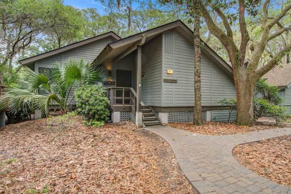 Cottage with natural wooded view - walking distance to beach/ lots of trails